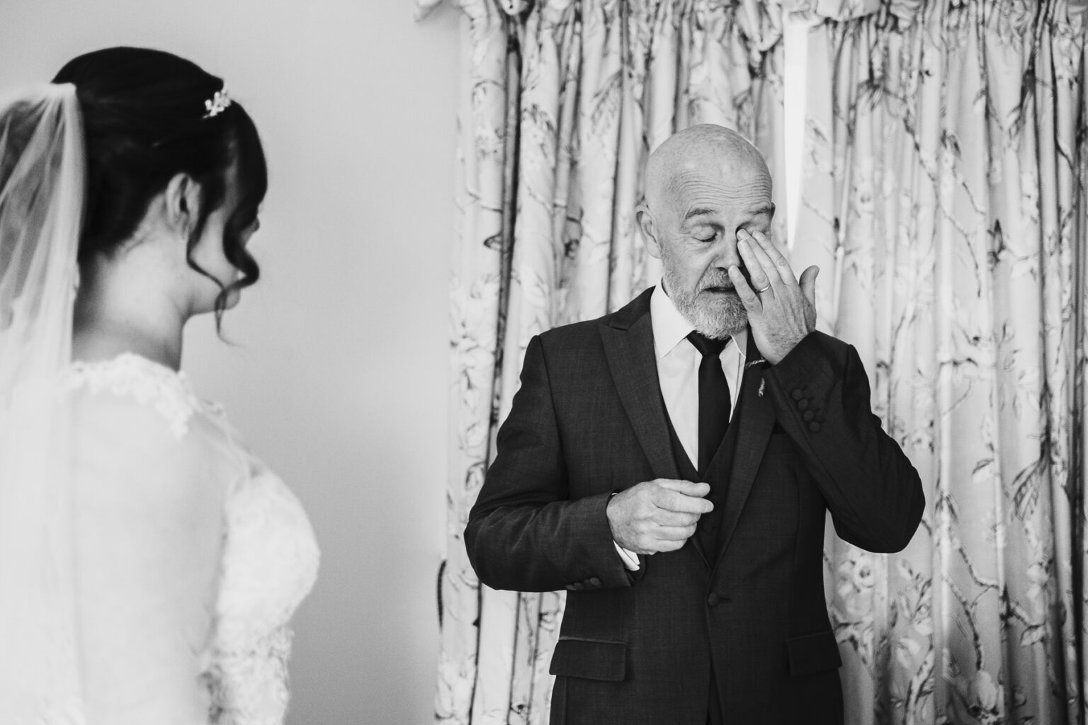 dad sees his bride for the first time at sandhole oak barn